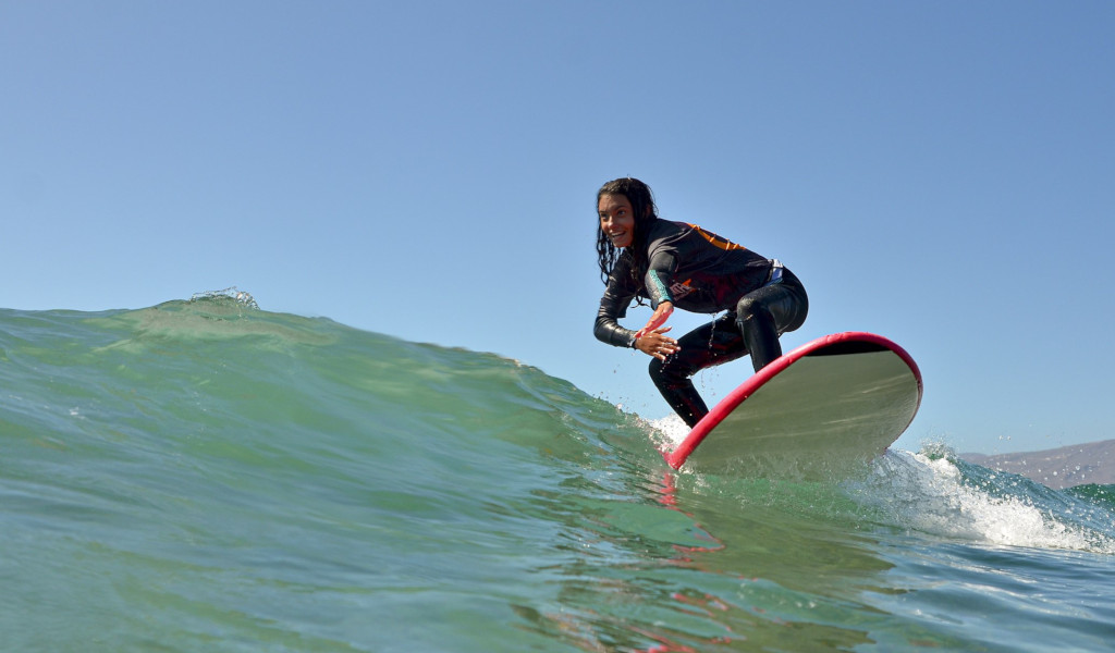 Surfeur chevauchant une vague dans les eaux de Tenerife.