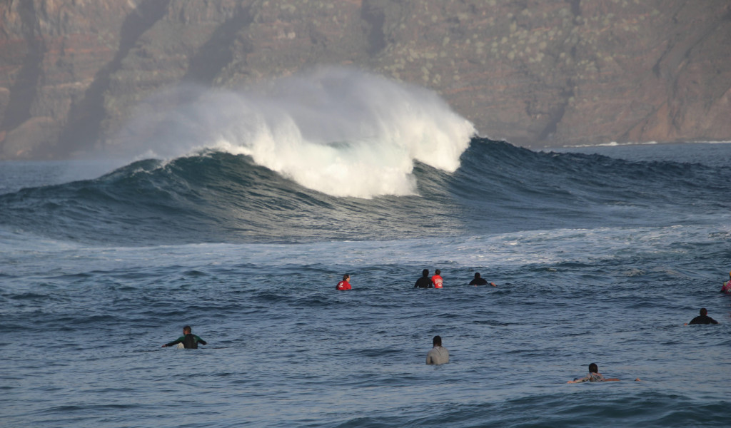 Des surfeurs attendant une grosse vague à Garachico, Tenerife.
