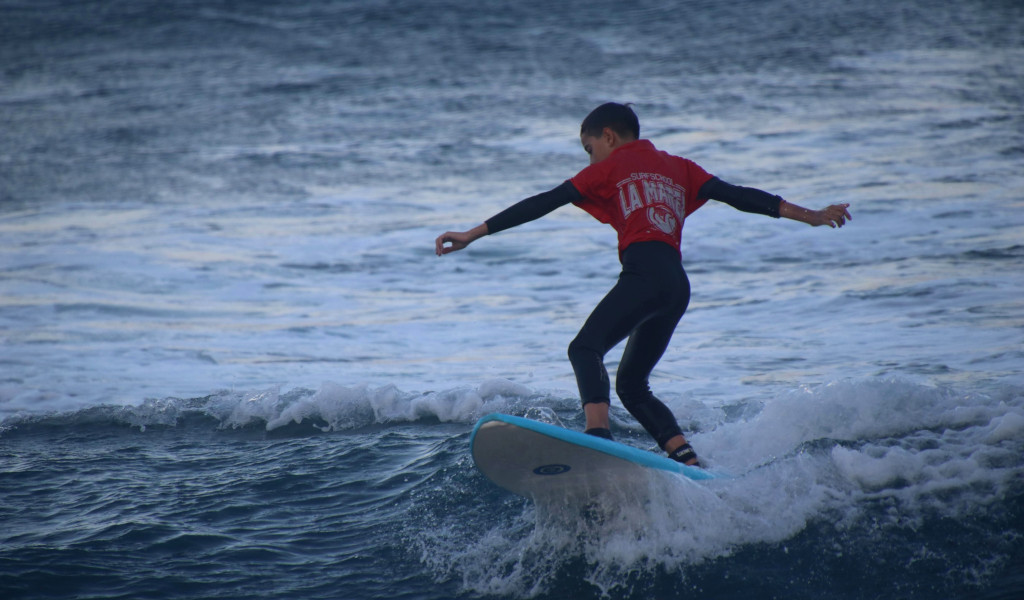 Surfeur en action sur une vague à La Marea, Tenerife.