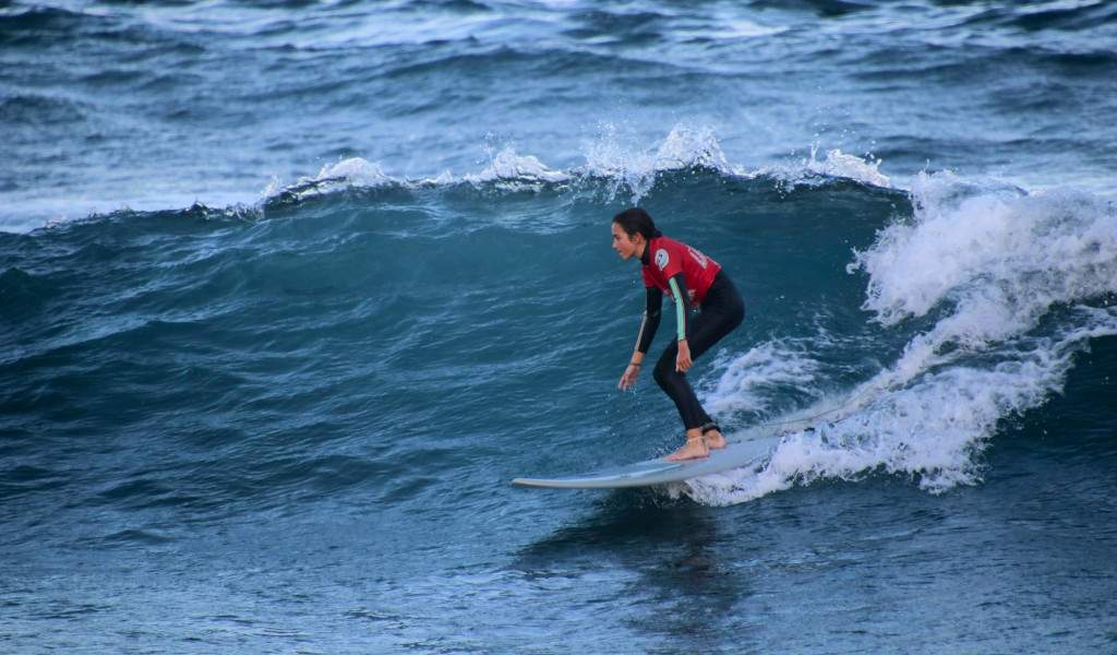 Surfeur surfant sur une vague à Tenerife.