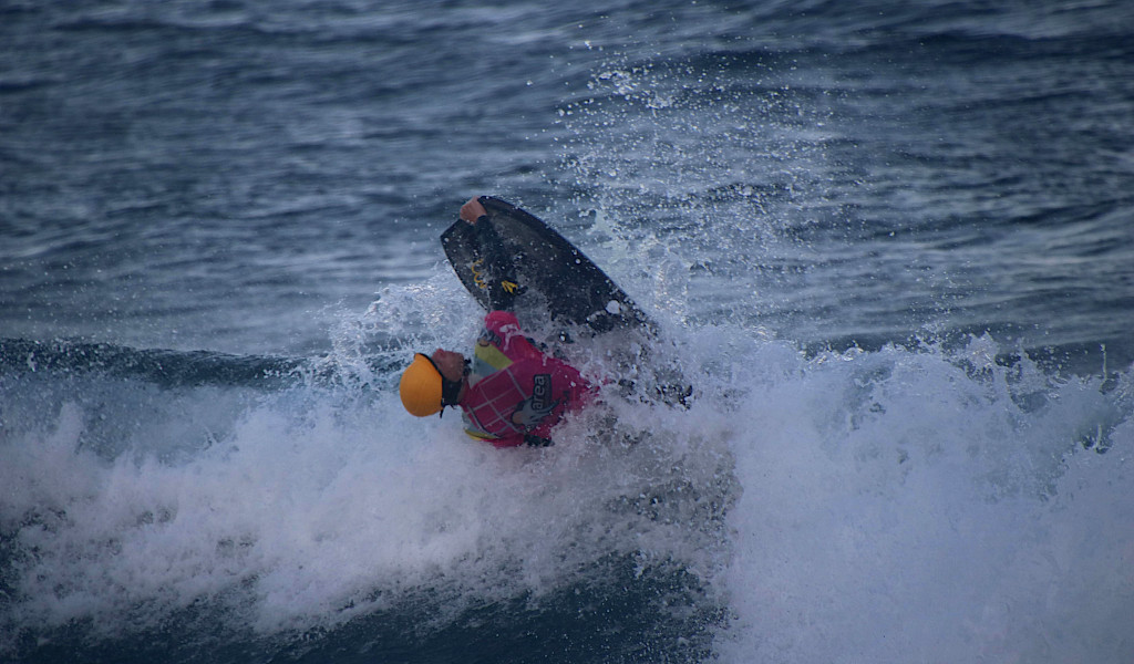 Surfeur faisant des acrobaties dans l’eau à Tenerife.