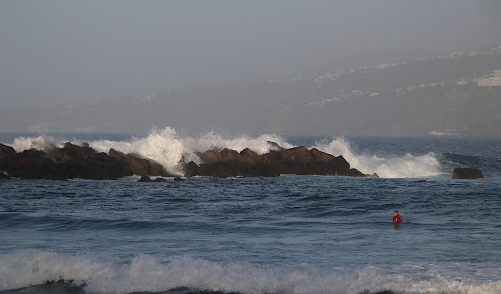 Les vagues s’écrasant contre les rochers de la mer à Puerto de la Cruz, Tenerife.