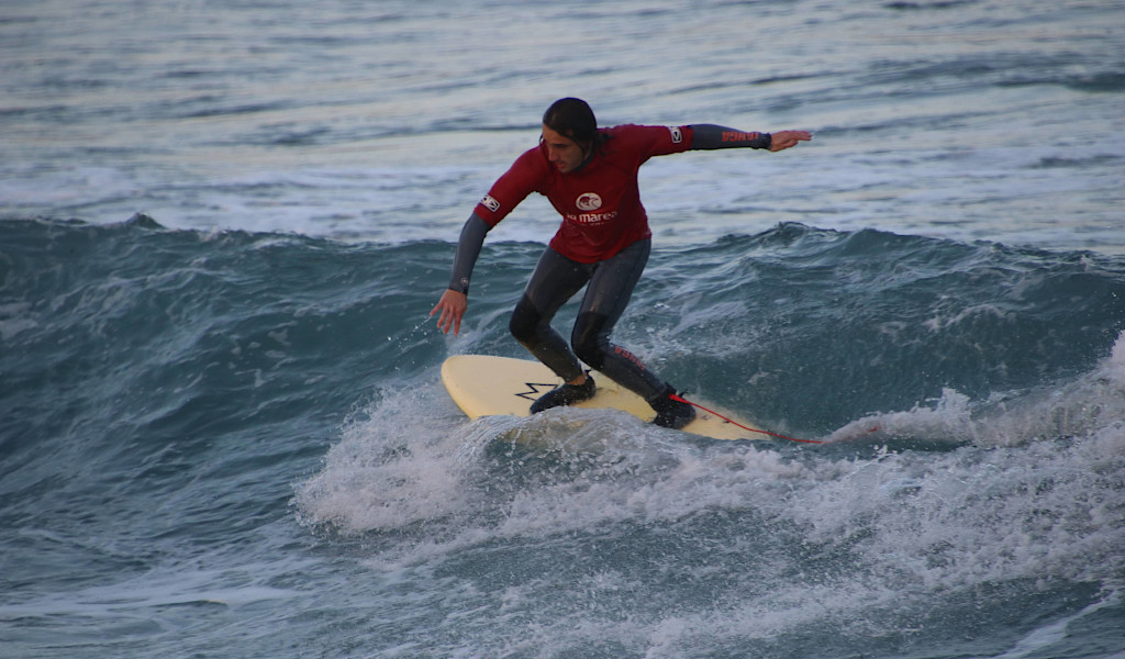 Surfeur sur une vague au large de Tenerife.