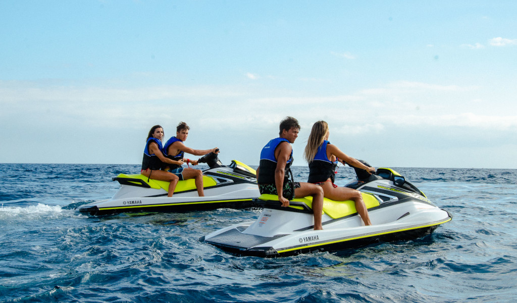 Des gens conduisant des motomarines en mer près de Tenerife.