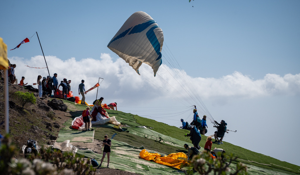 Des gens qui se préparent à faire du parapente à Tenerife.