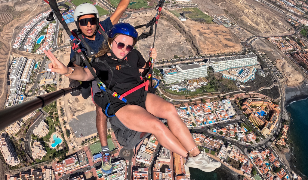 Parapente au-dessus de Costa Adeje à Tenerife.