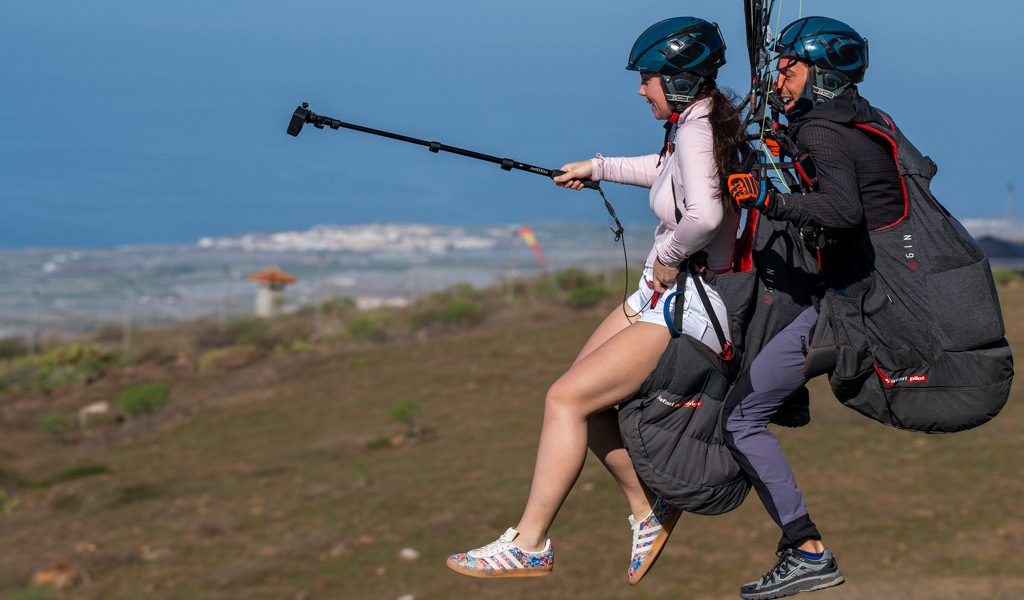 Deux personnes parapentant au-dessus d’un paysage de Tenerife.