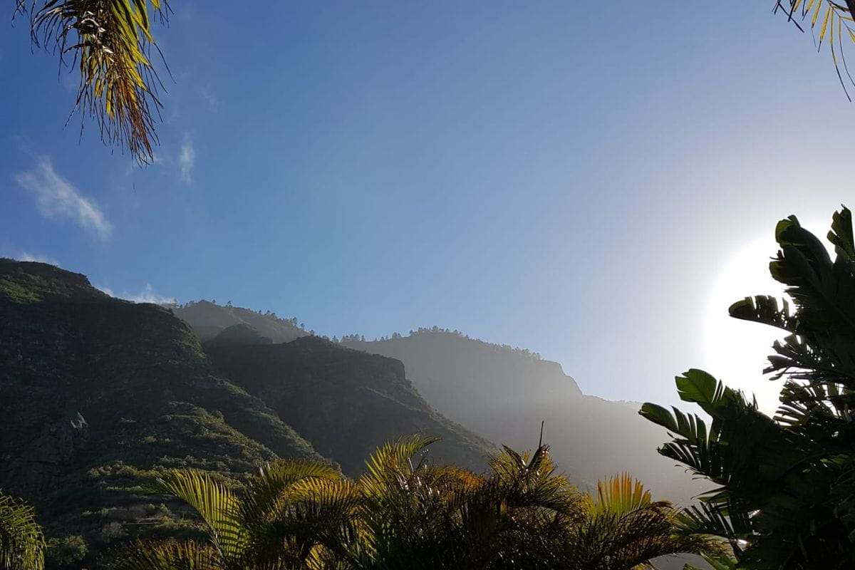 Des montagnes illuminées par le soleil au lever du soleil à Tenerife.