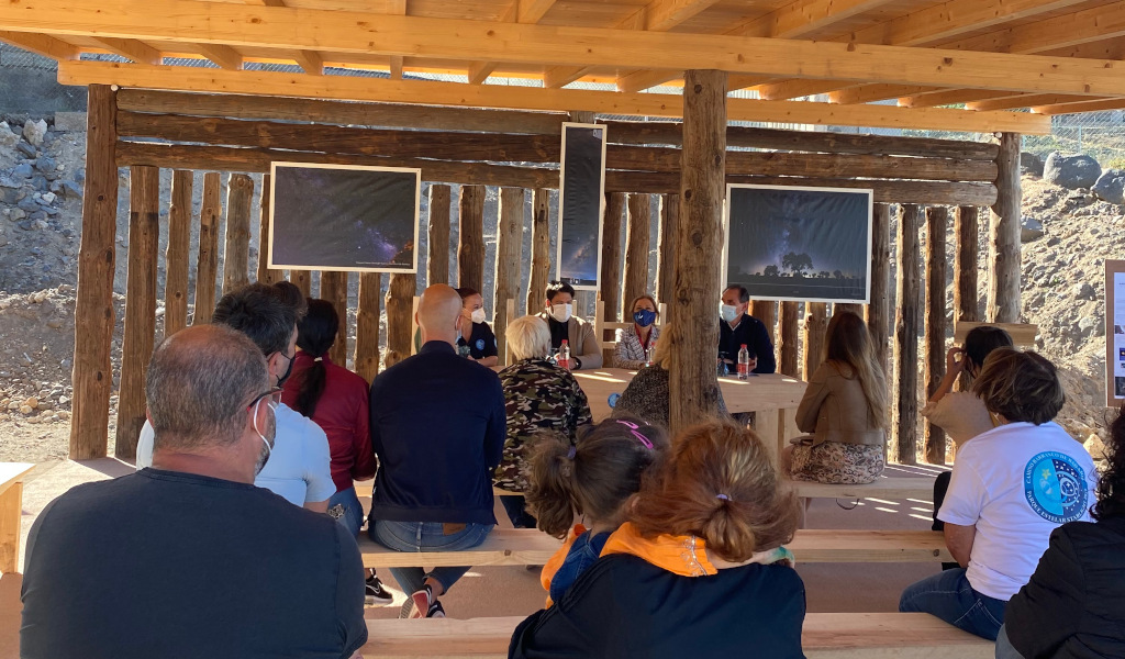 Des personnes assistant à une conférence dans un lieu extérieur à Tenerife.