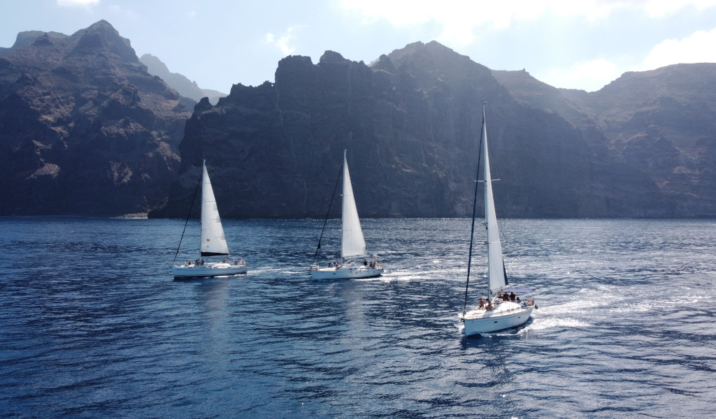 Des voiliers naviguant près des falaises de Los Gigantes à Tenerife.