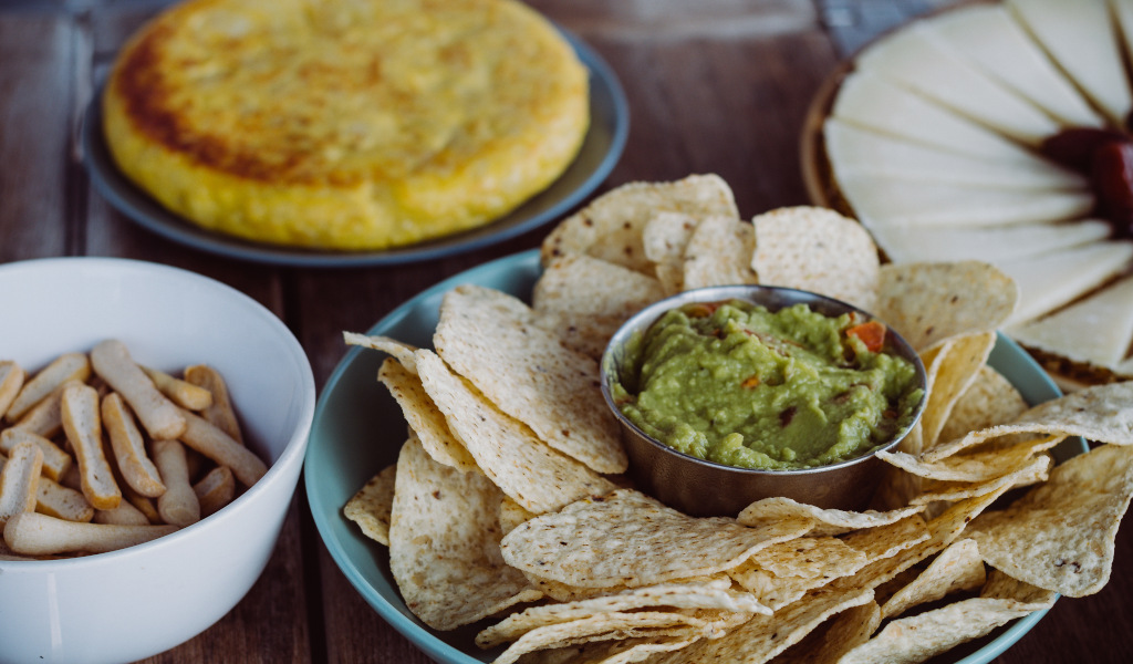 Nachos au guacamole, bâtonnets de pain, tortilla et fromage sur une table à Tenerife.