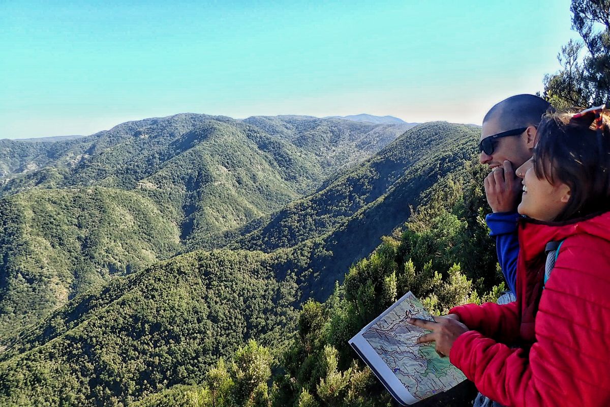 Deux personnes regardent une carte sur la montagne d’Anaga, à Tenerife.