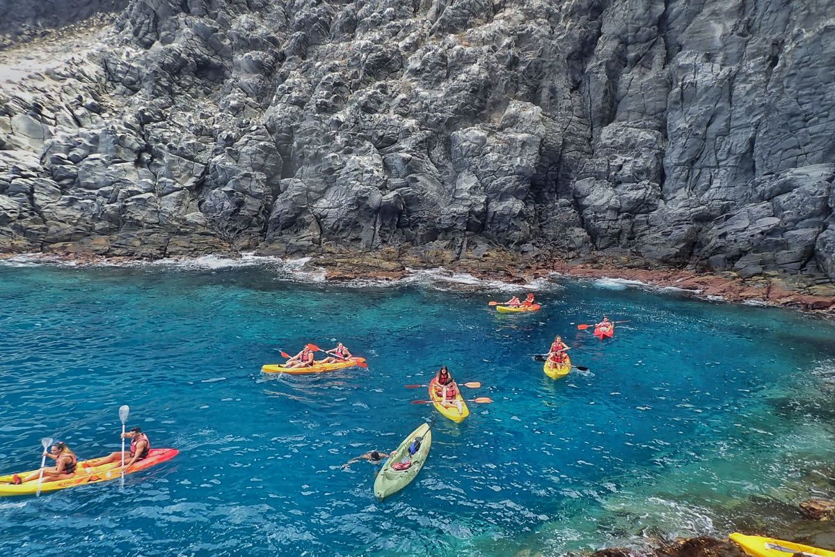 Kayaks dans l’eau cristalline à côté des falaises à Tenerife.