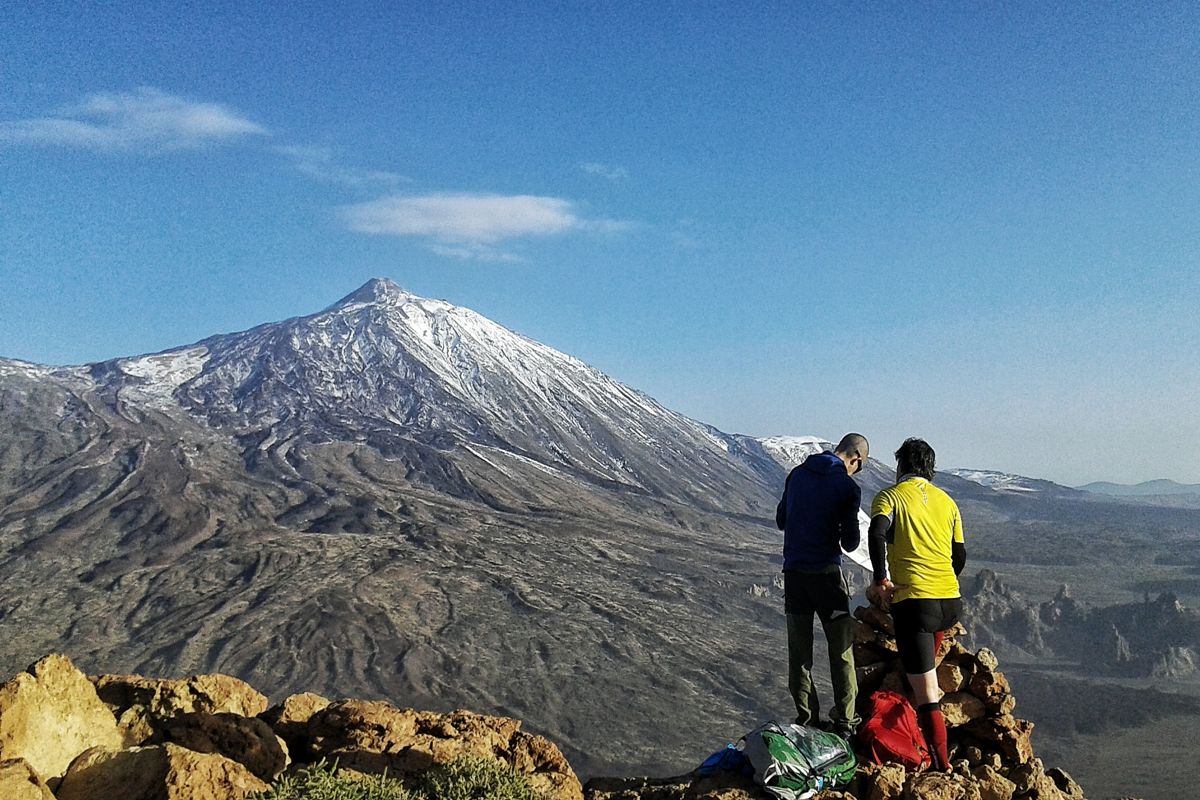 Deux personnes debout à un belvédère surplombant le volcan Teide à Tenerife.