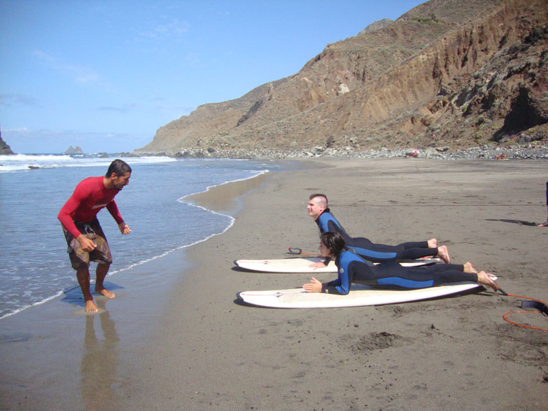 Cours de surf à Playa de Benijo, Tenerife.