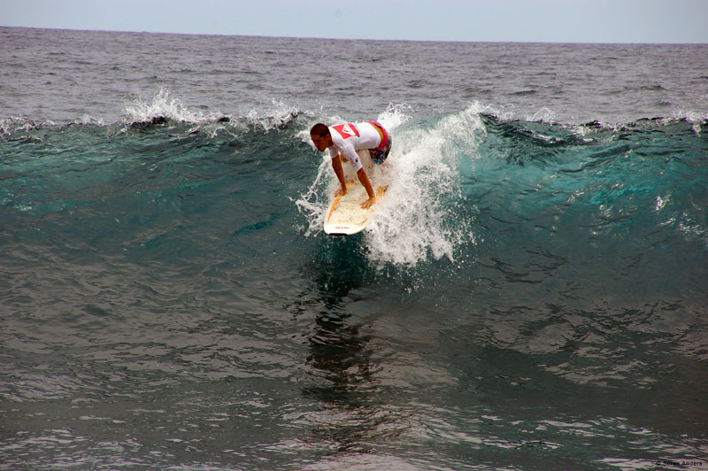 Surfeur surfant sur une vague à Tenerife.