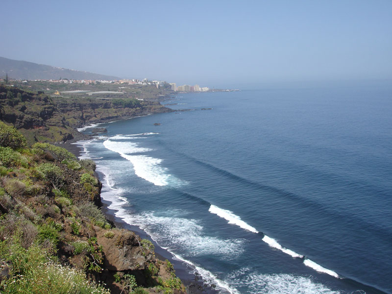 Côte rocheuse et mer à Puerto de la Cruz, Tenerife.