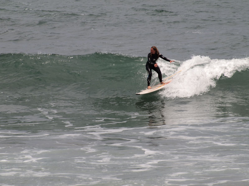 Surfeur sur une vague à Tenerife.