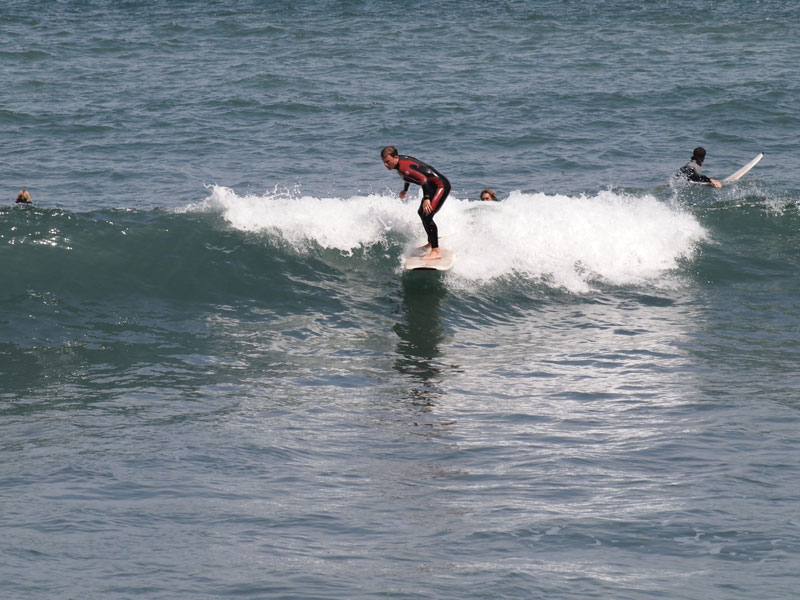 Surfeur chevauchant une vague dans la mer de Tenerife.