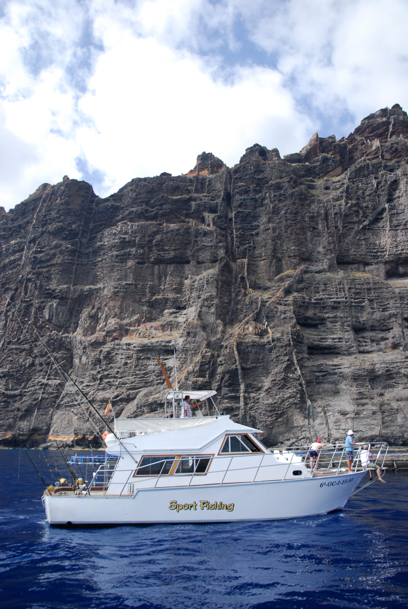 Bateau de pêche sportive devant les falaises de Los Gigantes, Tenerife.