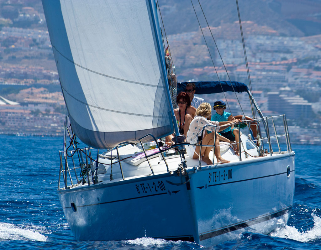 Des gens naviguant sur un voilier au large de Tenerife.