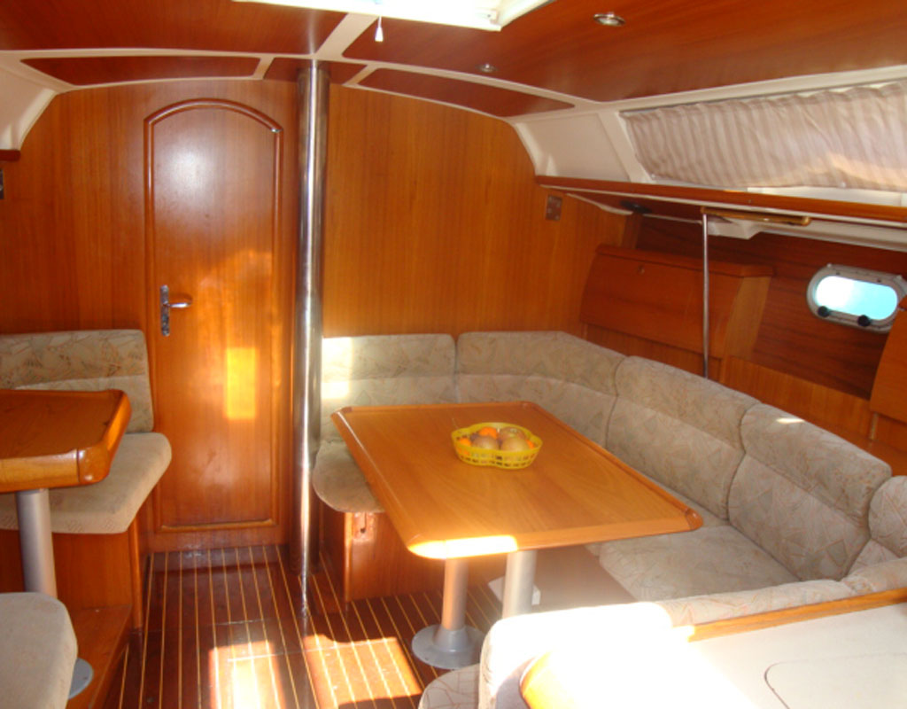 Intérieur d’un yacht avec table en bois et sièges rembourrés à Tenerife.