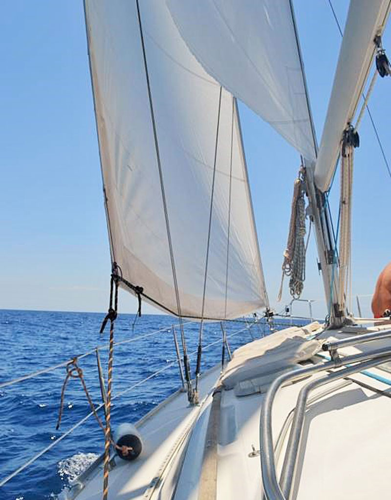 Naviguer sur un voilier en mer près de Tenerife sous un ciel dégagé.