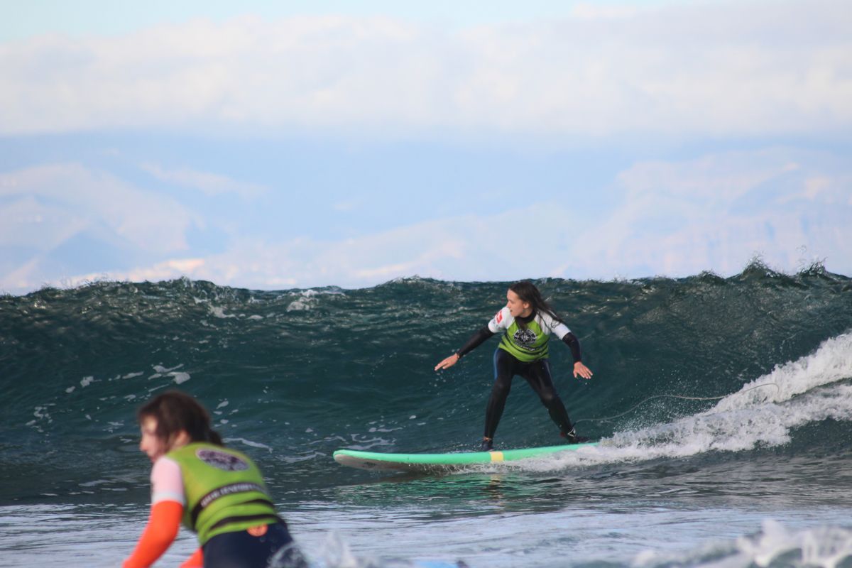 Surfeurs en action sur les vagues à Tenerife.