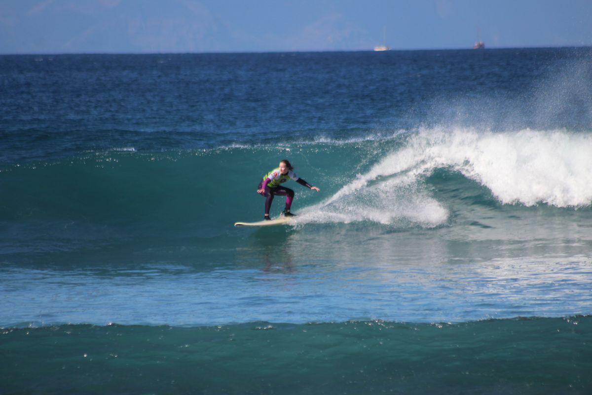 Personne surfant sur une vague à Tenerife.