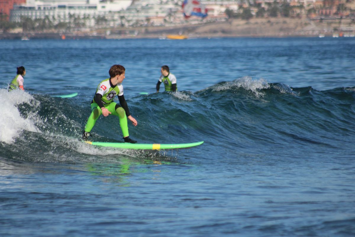 Surfeur en action sur une vague sur les plages de Tenerife.