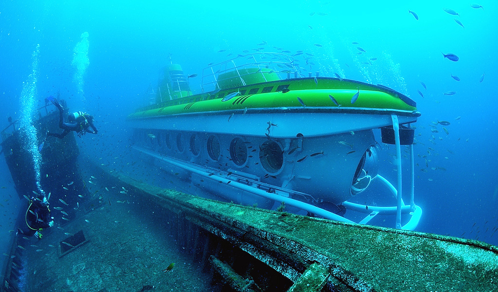 Plongeurs sous-marins et sous-marins dans les eaux de Tenerife.