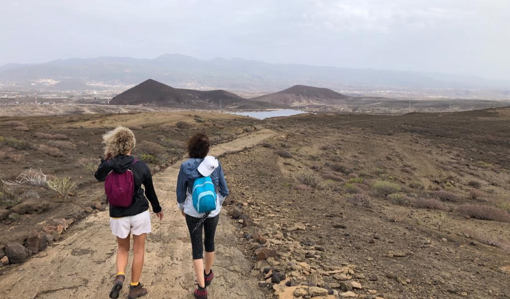 Deux personnes marchant le long d’un sentier dans le paysage de Tenerife.