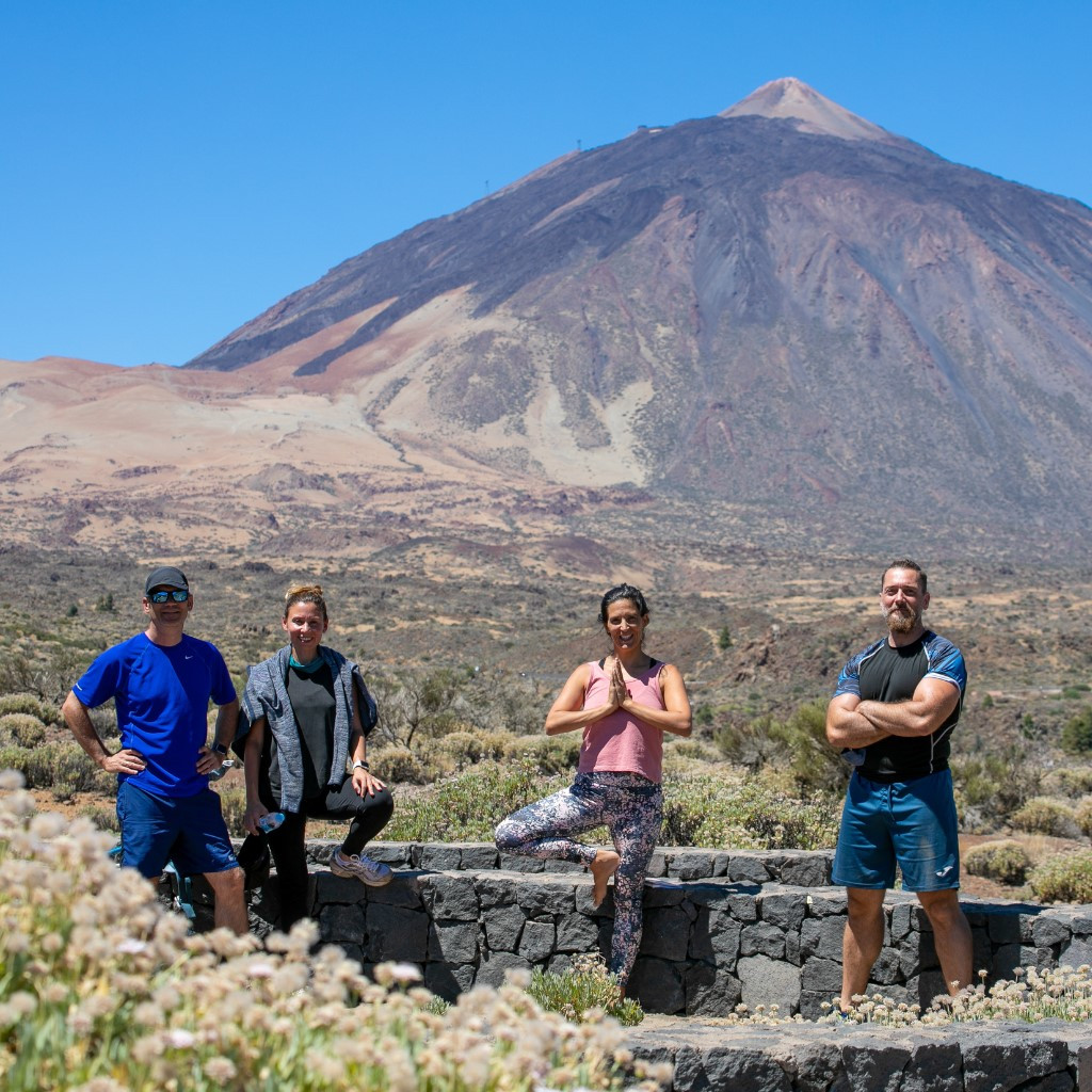 Quatre personnes posent dans le parc national de la Teide, à Tenerife.