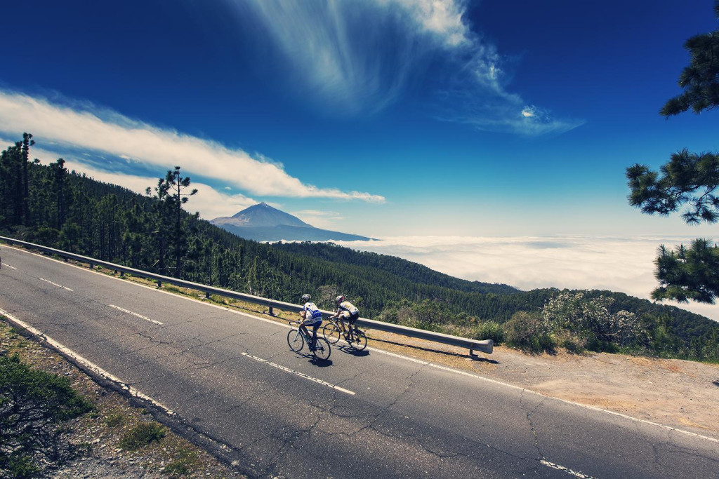 Cyclistes sur la route avec vue sur le mont Teide à Tenerife.