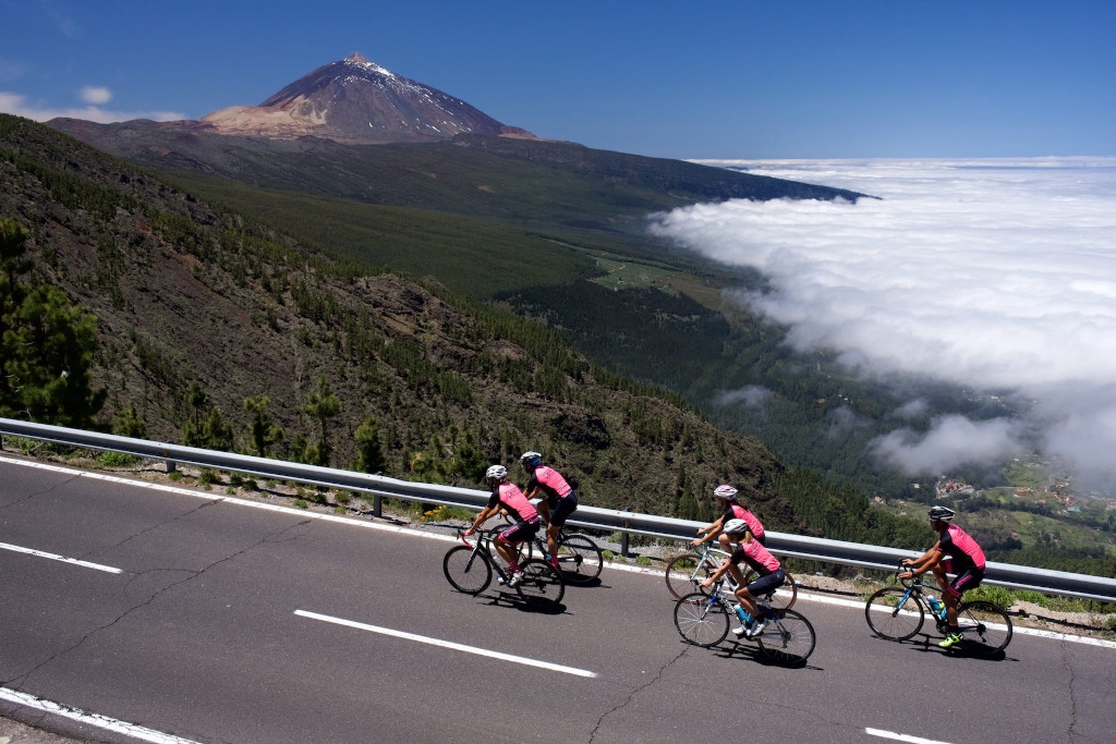 Des cyclistes grimpant près du mont Teide à Tenerife avec vue sur la vallée et la mer de nuages.