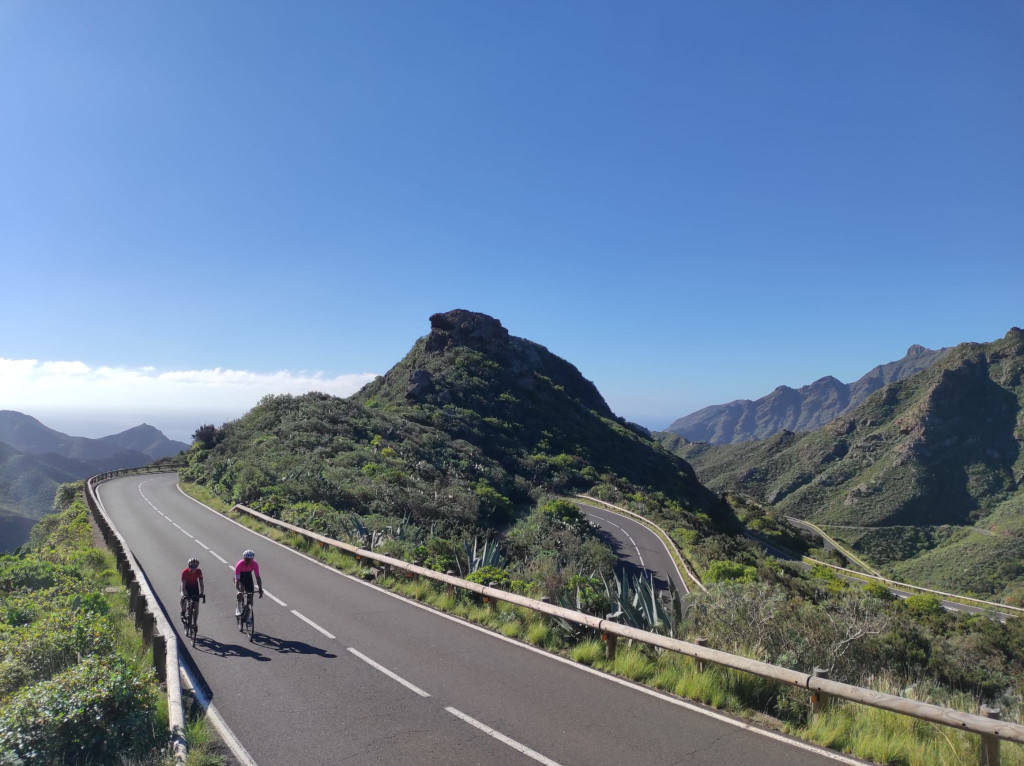 Deux cyclistes roulent le long d’une route sinueuse dans les montagnes de Tenerife.