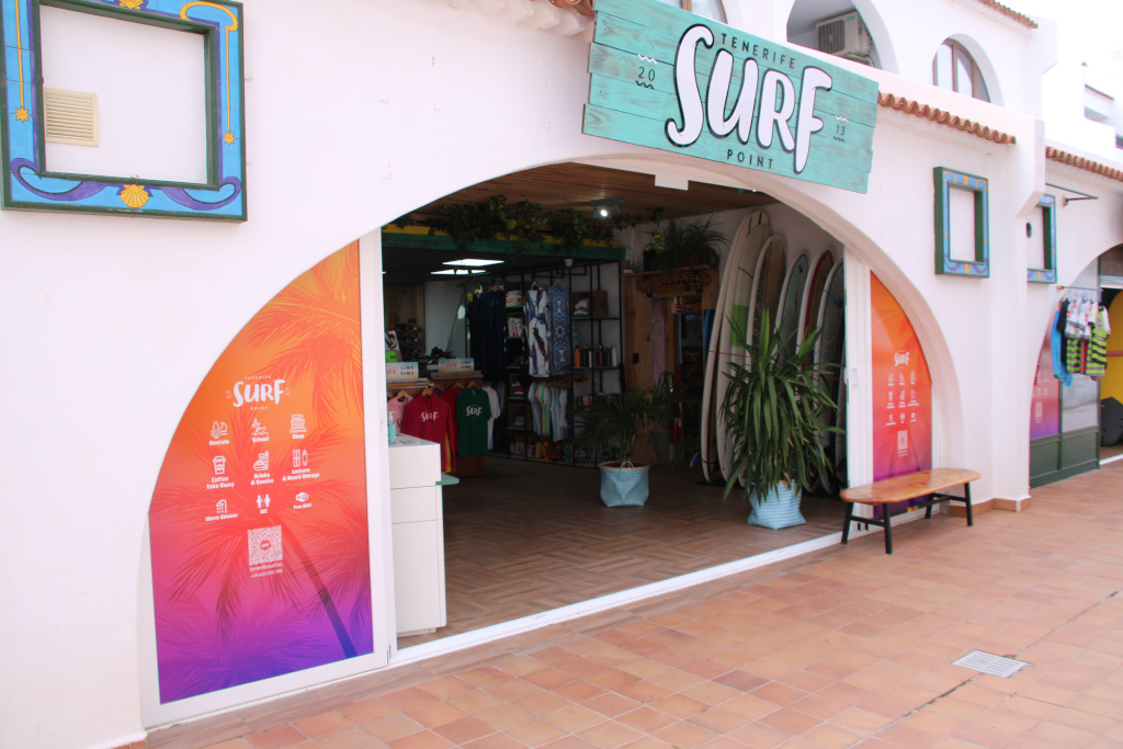 Boutique de surf à Tenerife avec des planches et des vêtements exposés.