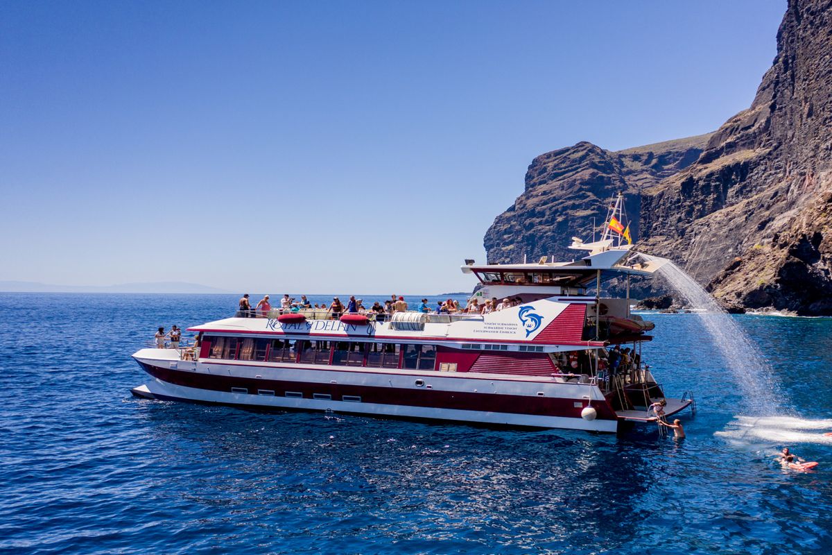 Catamaran Royal Delfin naviguant près des falaises de Los Gigantes, à Tenerife.