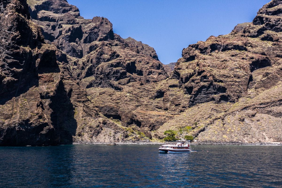 Bateau naviguant devant les falaises de Los Gigantes à Tenerife.
