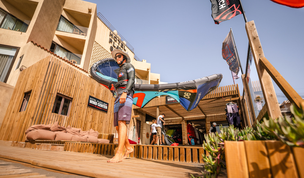 Personne tenant du matériel de planche à voile à l’hôtel Playa Sur à Tenerife.