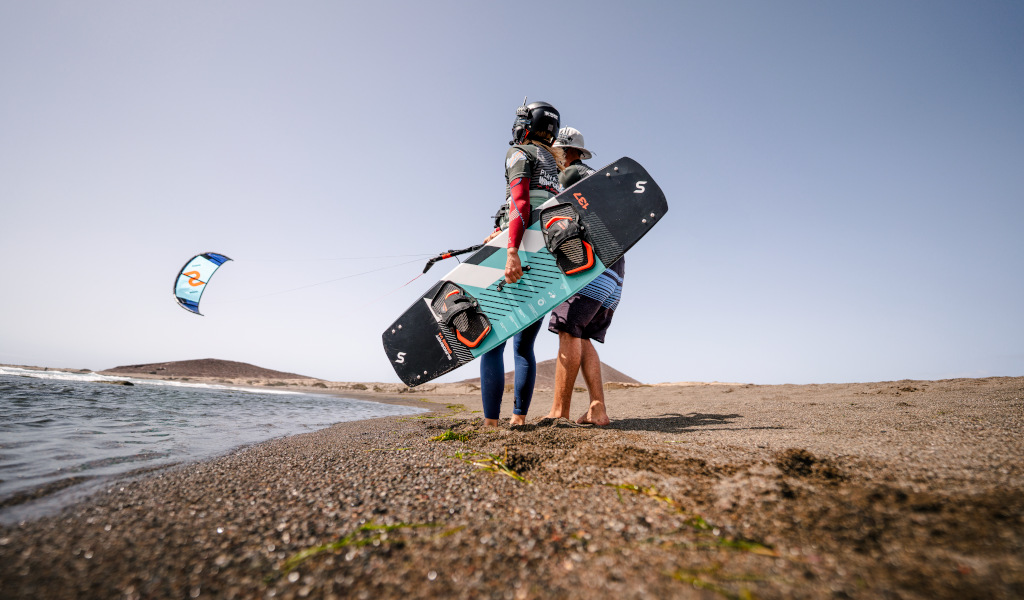 Des gens se préparant à faire du kitesurf à El Médano, Tenerife.