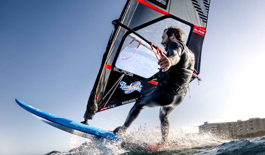 Personne faisant de la planche à voile sur la côte de Tenerife.