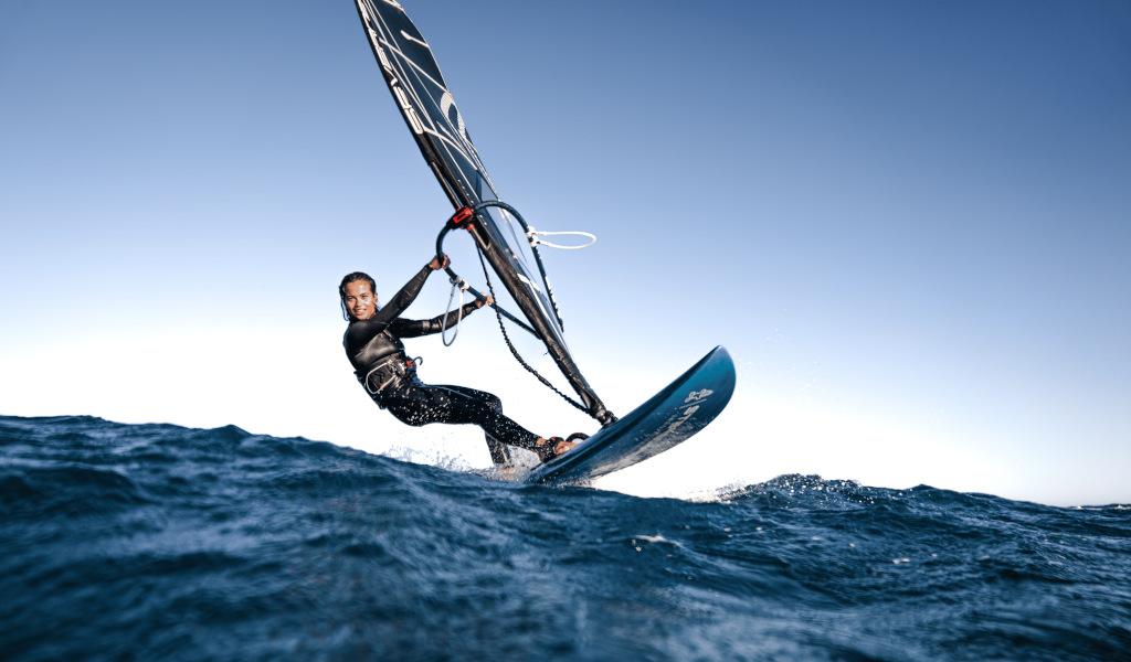 Personne faisant de la planche à voile en mer près de Tenerife sous un ciel dégagé.
