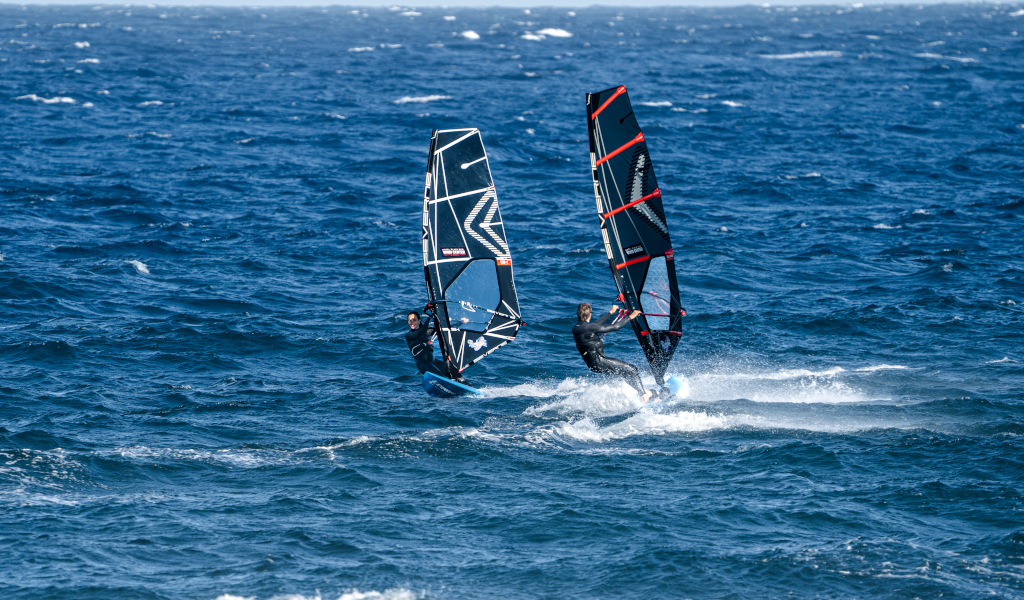 Deux personnes faisant de la planche à voile dans la mer d’El Médano, à Tenerife.
