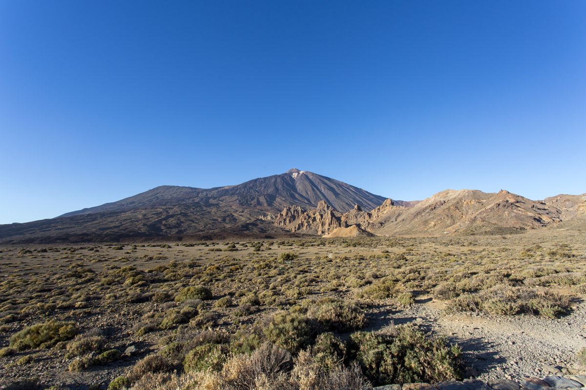 Paysage du mont Teide à Tenerife avec un ciel dégagé et un terrain montagneux.