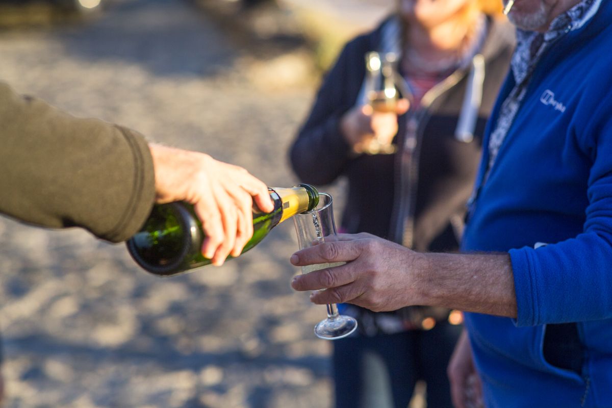 Verser du champagne dans un verre sur la plage de Tenerife.