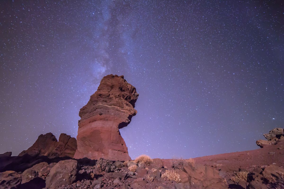 Ciel étoilé au-dessus du mont Teide à Tenerife avec une formation rocheuse proéminente.