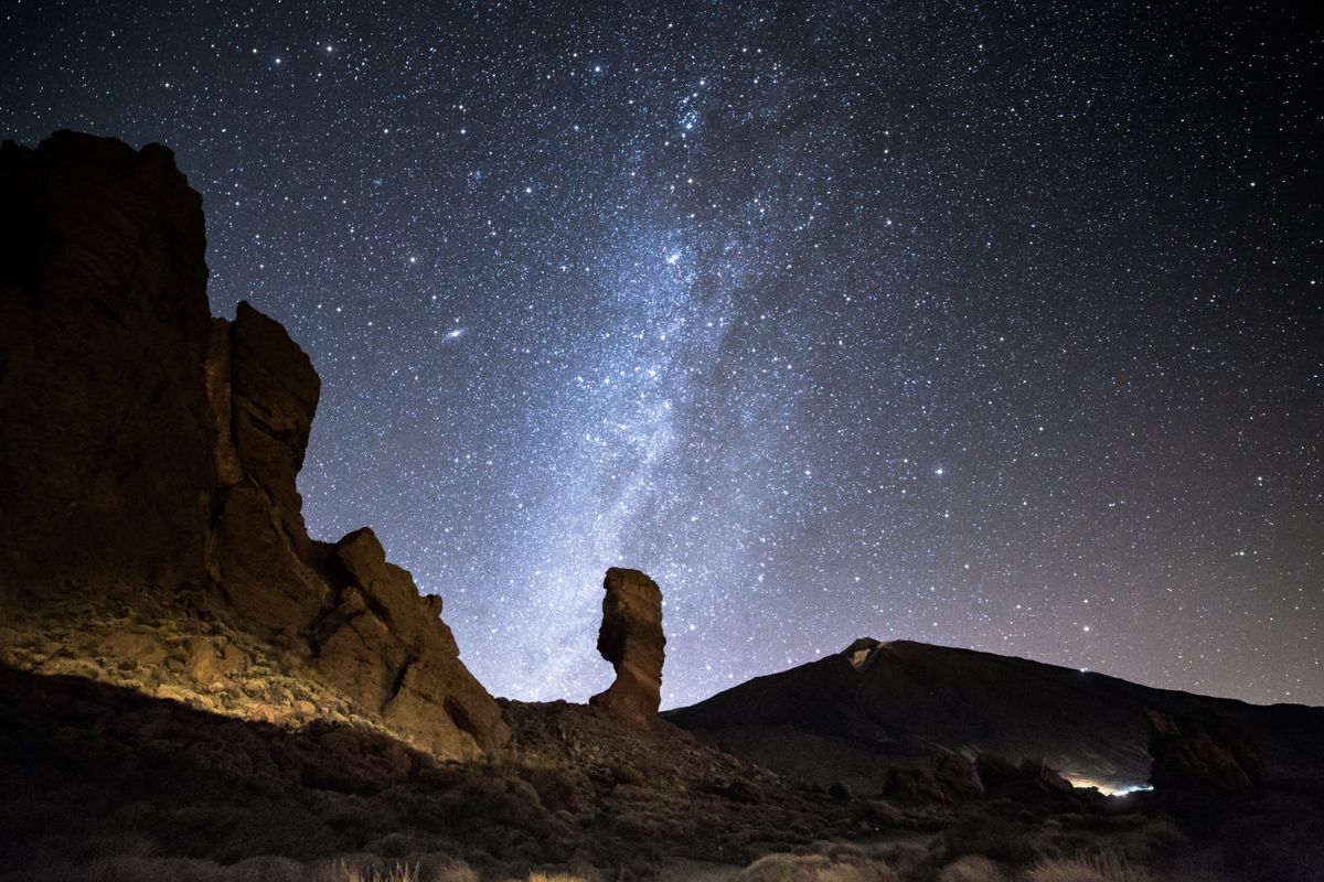 Ciel étoilé sur le paysage du mont Teide à Tenerife.