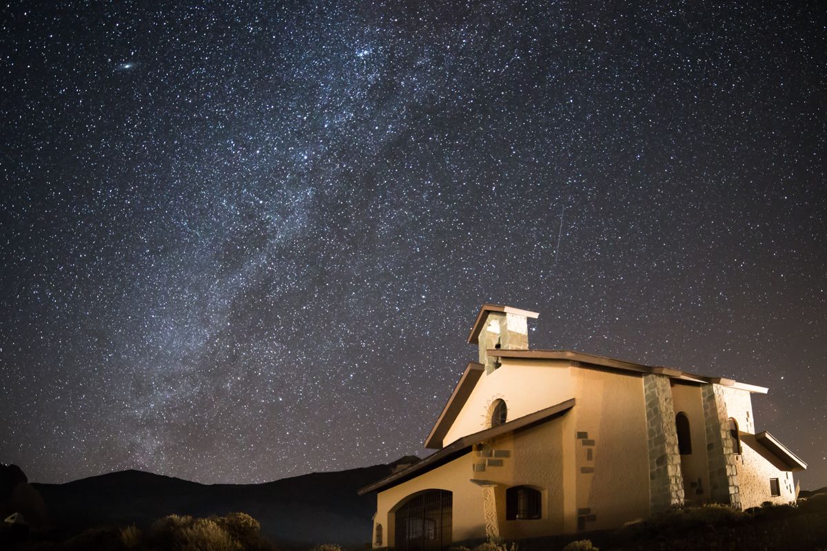 Ciel étoilé au-dessus d’une maison à Tenerife.