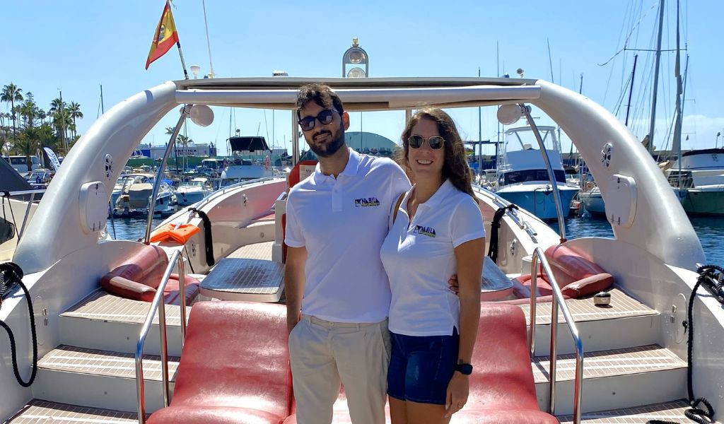 Couple sur un yacht dans une marina à Tenerife.